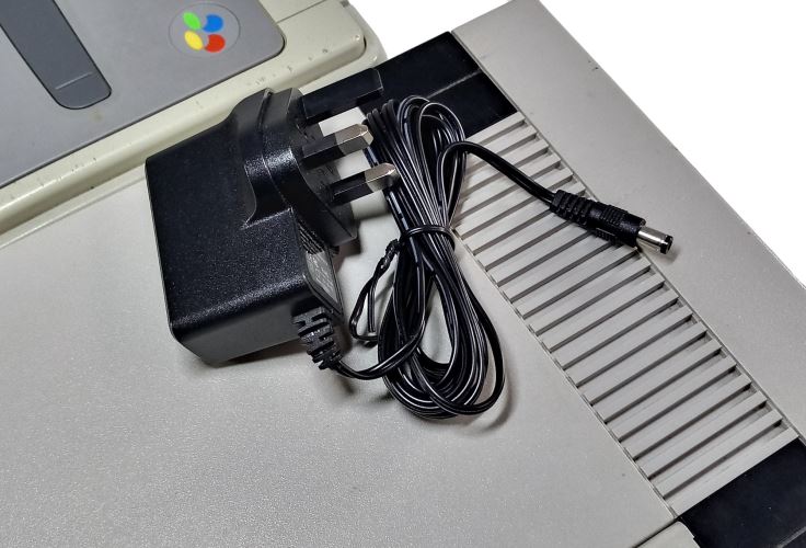 Alimentation secteur régulée pour Nintendo NES et Super NES (PAL) avec prise UK
